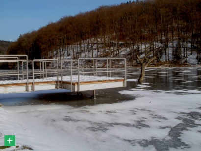 Barrierefreier Angelsteg am Stausee Wascheid <span class="copy">&copy; Naturpark Nordeifel e.V.</span>