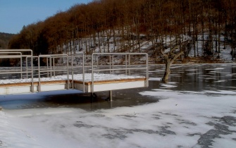 Barrierefreier Angelsteg am Stausee Wascheid <span class="copy">&copy; Naturpark Nordeifel e.V.</span>