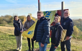 Verena Kartz (Naturpark Nordeifel, 2.v.r.), Frank Reuter (TOURISTIK Gerolsteiner Land, Mitte), Landrätin Julia Gieseking, Landkreis Vulkaneifel (4. v.r.) sowie der Geschäftsführer des Natur- und Geoparks Vulkaneifel Dr. Andreas Schüller (1. v.r.) und Sabi <span class="copy">&copy; Natur- und Geopark Vulkaneifel, Müller</span>