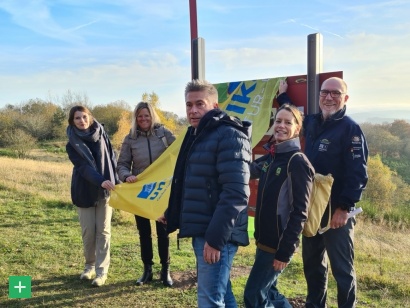 Verena Kartz (Naturpark Nordeifel, 2.v.r.), Frank Reuter (TOURISTIK Gerolsteiner Land, Mitte), Landrätin Julia Gieseking, Landkreis Vulkaneifel (4. v.r.) sowie der Geschäftsführer des Natur- und Geoparks Vulkaneifel Dr. Andreas Schüller (1. v.r.) und Sabi <span class="copy">&copy; Natur- und Geopark Vulkaneifel, Müller</span>